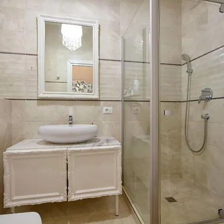 море - перша лінія -вид з вікна на світанки Apartment *